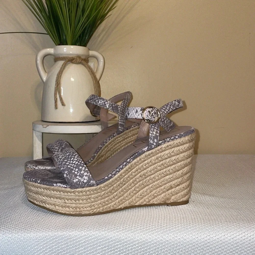 Deltan women’s wedge 9.5 Everly espadrille snake metallic cream sandal heels